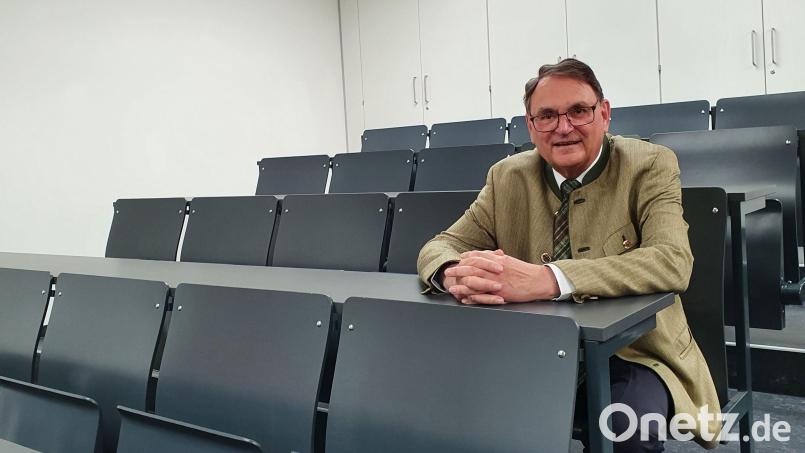 Der ehemalige Mathe- und Physiklehrer Wolfgang Christ nimmt im neuen Physiksaal des generalsanierten Gymnasiums Neustadt/WN Platz. 39 Jahre unterrichtete an der Schule. Bild: Lowak