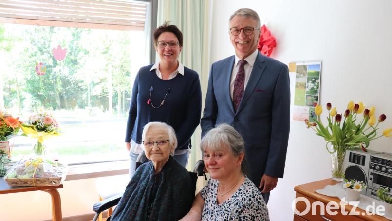 Die Jubilarin Rita Laab (sitzend, links) mit ihrer Tochter Rosita Schmid (vorne, rechts) sowie Pflegedienstleiterin Simone Maurer (links) und Bürgermeister Franz Stahl. Bild: Stadt Tirschenreuth/exb