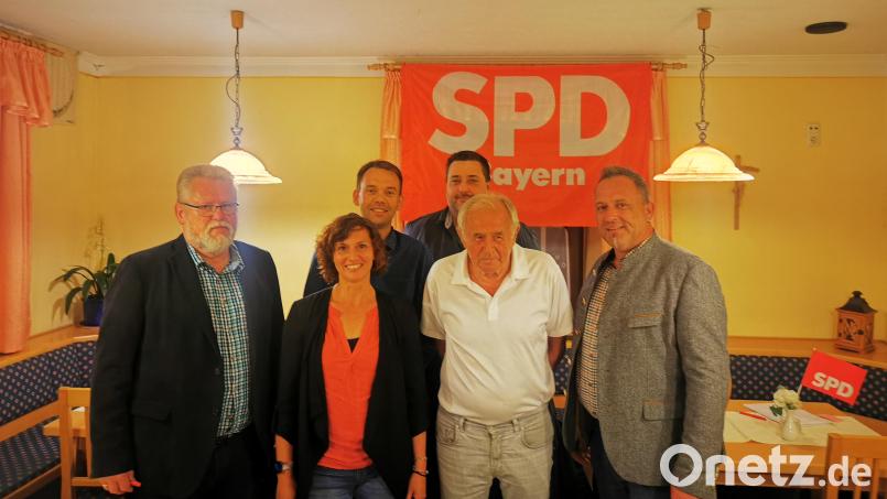 Das neue Vorstandsteam der SPD Plößberg: (von links) Vorsitzender Hans-Dieter Dietl, Kathrin Hüttner, Jens Gotthardt, Thorsten Schiener, Rainer Böckl und Markus Fritsch. Bild: Jörn Schedl/exb