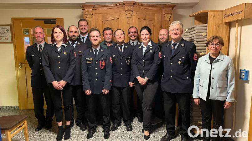 Mit einer Reihe von Ehrungen und einer Nachwahl starteten Vorsitzender Peter Greiner (Fünfter von links) und sein Team nach langer Zwangspause durch Corona mit der Jahreshauptversammlung wieder durch. Rechts im Bild Bürgermeisterin Marianne Rauh. Bild: prh