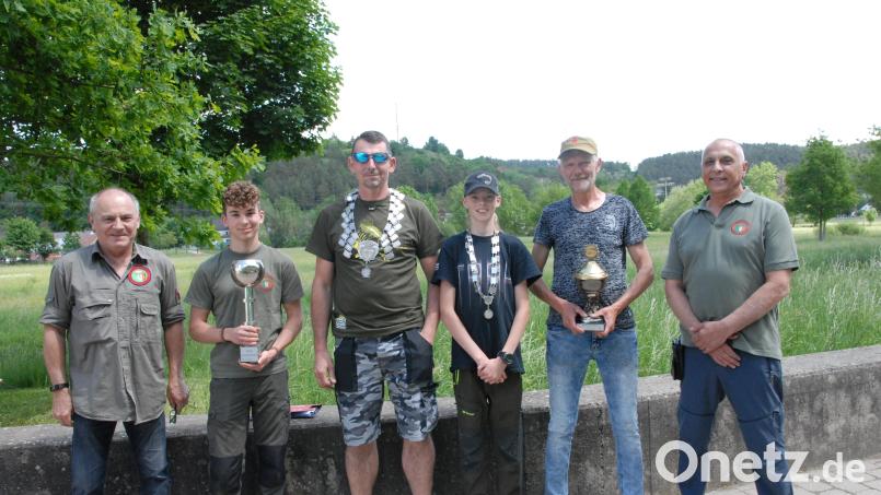 Fischereivereinsvorsitzender Josef Deml (rechts) und sein Stellvertreter Richard Sander (links) mit den erfolgreichen Fischern Maximilian Dobler, Sebastian Palleta, Jonah Briody und Anton Rauch (ab Zweiter von links). Bild: pop