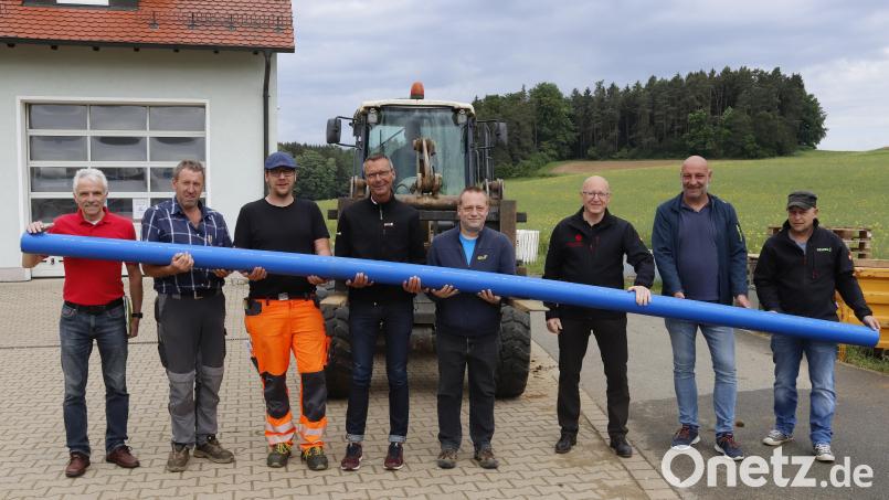 Mit einem nicht verbauten Rohr in den Händen freuen sich (von links) Florian Winter vom Planungsbüro Seuss, Polier Johann Häusler, Wasserwart Klaus Schuster, Bürgermeister Peter Achatzi, Bauamtsleiter Mirko Eckardt, Bauunternehmer Anton Steininger jun., Bauleiter Thomas Seidl und Florian Gradl vom Planungsbüro Seuss über die neuen Wasserleitungen im Bereich Neukirchen, Peilstein und Röckenricht. Bild: mfh