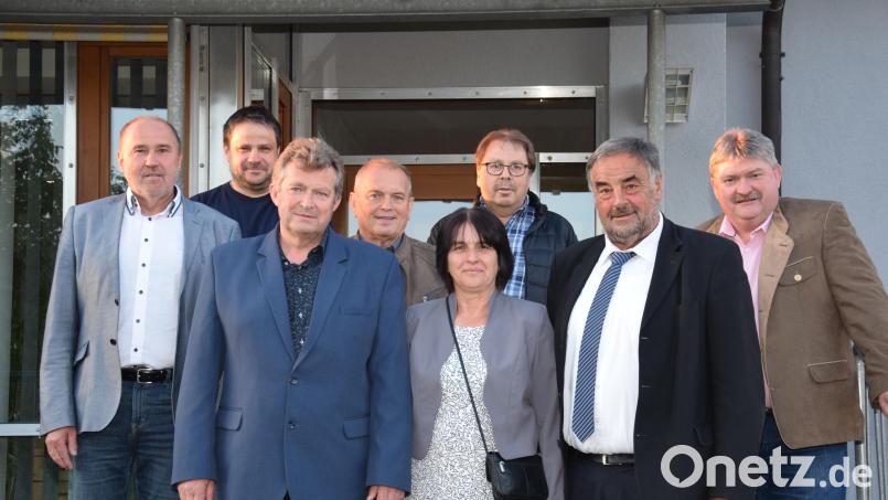 Bei der Feier des 20-jährigen Dienstjubiläums als Rathauschef: Bürgermeister Josef Beimler mit Ehefrau Hilde und dem Hostauer Bürgermeister Miroslav Rauch (vorne, von rechts) sowie stellvertretendem Bürgermeister Hans-Peter Reil, Partnerschaftsbeauftragtem Uli Völkl, den Stellvertreter des tschechischen Bürgermeisters, Karel Brabec und Milos Hutkay, sowie stellvertretendem Bürgermeister Roman Bauer (hinten, von rechts). Sie alle verbindet nicht nur die Partnerschaft der beiden Gemeinden, sondern mittlerweile auch eine echte Freundschaft. Bild: fla