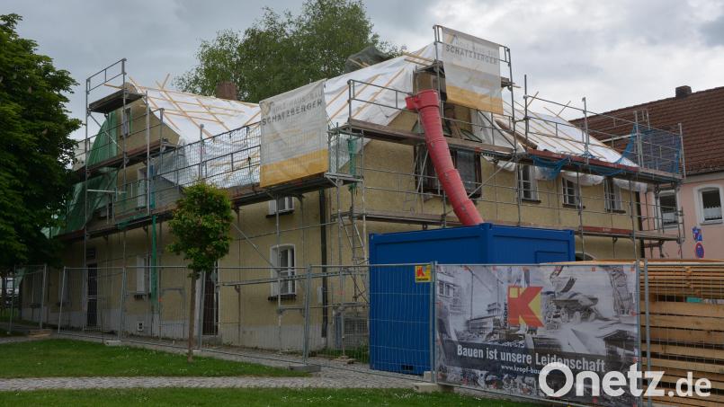 Eine Baustelle ist seit kurzem das Resl-Haus im Konnersreuther Ortskern. Bild: jr