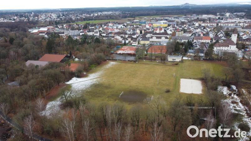 Obwohl sie zunächst das Vorkaufsrecht gezogen hat, gibt die Stadt Weiden das Turnerbund-Gelände - hier der Blick Richtung Hammerweg - nun komplett an einen privaten Investor ab. Er soll darauf 300 Wohnungen bauen, darunter rund 90 Sozialwohnungen. Die Mehrheit des Stadtrats sieht keine andere Möglichkeit, das Projekt sonst zu realisieren. Luftbild: Gustl Beer