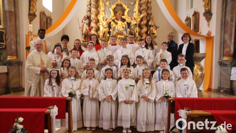 Elf Mädchen und elf Buben haben am Sonntag in der Lambertuskirche in Teunz das Sakrament der Erstkommunion empfangen. Bild: frd