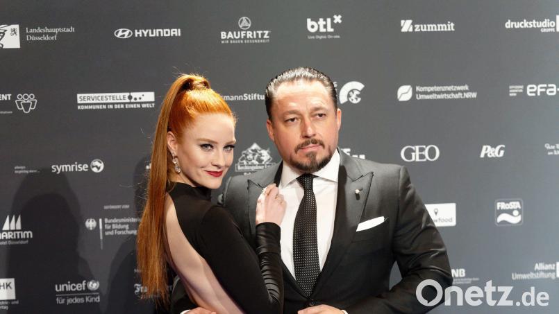 Model Barbara Meier und ihr Ehemann Klemens Hallmann kommen im Dezember 2021 zur Verleihung des Deutschen Nachhaltigkeitspreises .. Bild: Henning Kaiser/dpa