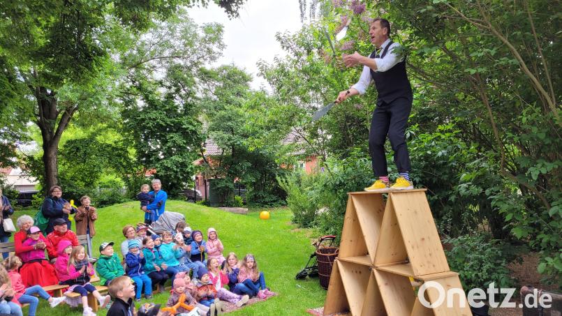 Bei Tag der offenen Tür im Pfreimder Kindergarten St. Martin mit Krippe und Hort bildete der Auftritt von &quot;Sepp Schabernack&quot; einen Höhepunkt für die zahlreichen Besucher. Bild: hir