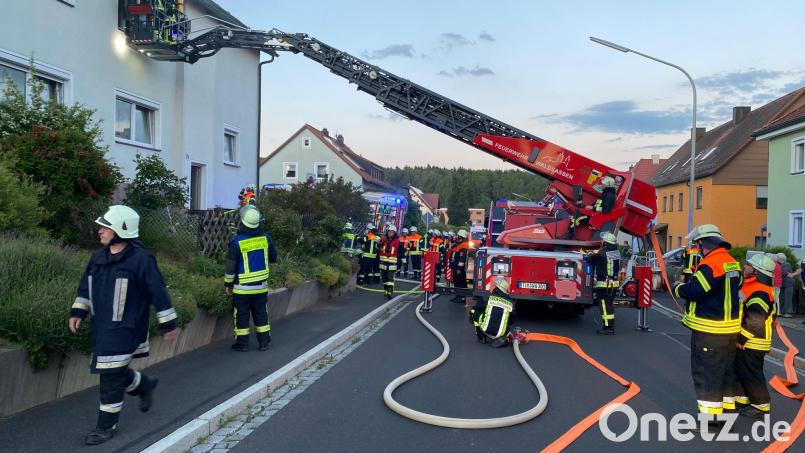 Die Feuerwehren aus Konnersreuth und Waldsassen mussten am Mittwoch wegen eines Zimmerbrands ausrücken. Bild: kro