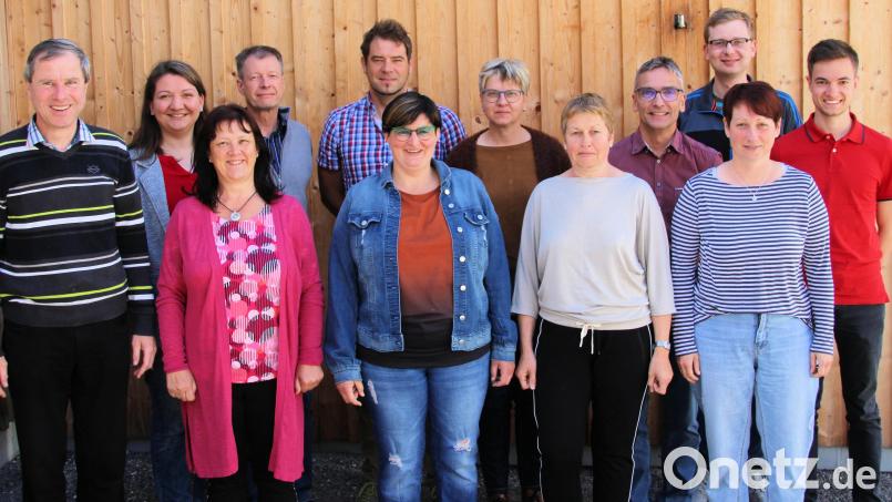 Der Pfarrgemeinderat der Pfarrei Schmidmühlen mit Pfarrer Werner Sulzer (links) und Lena Klieber (Zweite von links) als Sprecherin des Gremiums. Bild: bjo