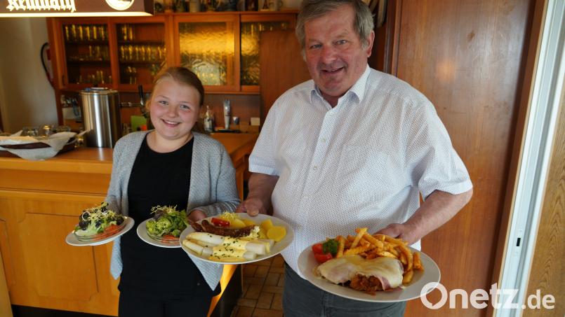Wie jedes Restaurant kommt auch das Gasthaus &quot;Zur Fantasie&quot; in Kemnath nicht an Preiserhöhungen vorbei. An der Portionsgröße ändert sich aber nichts, wie man auf den Tellern von Seniorchef Hans Sertl und Enkeltochter Luisa Sertl sehen kann. Bild: kaz