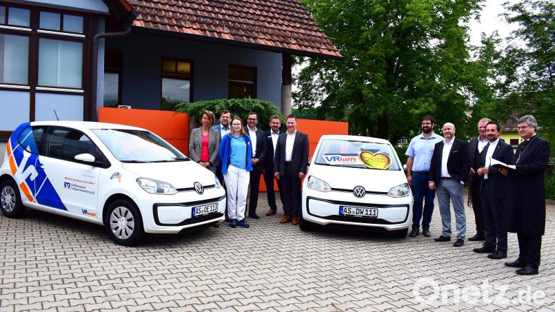 Zur Übergabe der Autos am Vorplatz der Raiffeisenbank in Illschwang versammelt sind (von links) Birgit Singer-Grimm (Verwaltungsleitung Ökumenische Sozialstation), Günter Koller (Geschäftsführer Sozialstation), Ulrike Meier (Pflegedienstleitung Sozialstation), Wolfgang Völkl (GVB-Bezirkspräsident Oberpfalz), Thomas Pohl (Vorstand beim VR Gewinnsparverein Bayern), Erich Übler (Vorstandsmitglied Raiffeisenbank Sulzbach-Rosenberg), Diakon Tim Saborowsk (Teamleiter der Bezirksstelle des Diakonischen Werks), Matthias Rechholz (Zweiter Vorsitzender des Diakonischen Werks Sulzbach-Rosenberg), Martin Sachsenhauser (Vorstandsmitglied Raiffeisenbank Sulzbach-Rosenberg), Pfarrer Stefan Fischer (Vorsitzender des Diakonischen Werks Sulzbach-Rosenberg) und Dekan Karlhermann Schötz. Bild: no