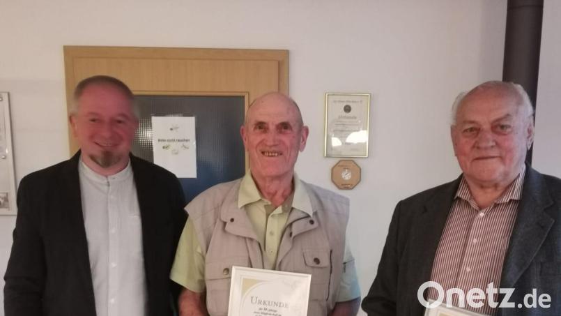 Vereinsvorsitzender Gerhard Heindl (links) verlieh Günther Hirmer (Mitte) und Konrad Ertl (rechts) die goldenen Ehrennadel für 50-jährige Treue zu den Geflügelzüchtern. Bild: ads