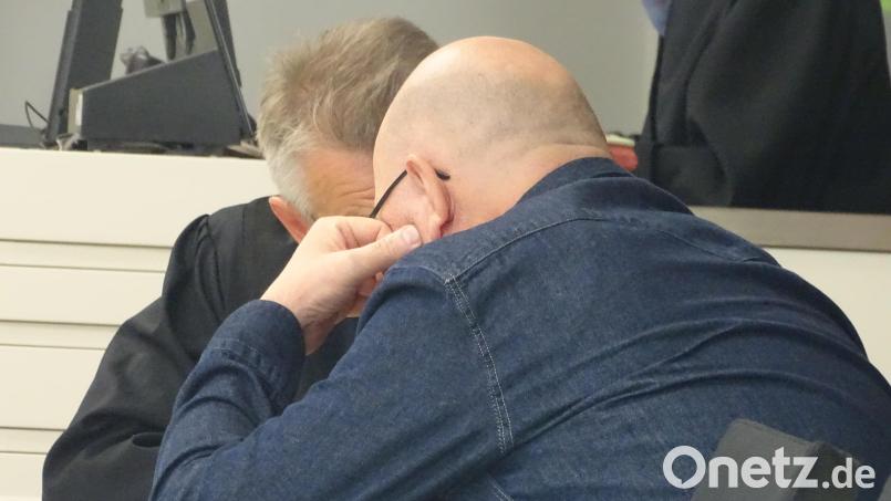 "Joe", der Rauschgiftdealer aus Burglengenfeld (im Vordergrund), hatte allen Grund, sich mit seinem Anwalt Hemut Mörtl (Regensburg) zu besprechen. Am Ende eines dreitägigen Prozesses bekam der 61-Jährige neuneinhalb Jahre Haft. Bild: Houschka