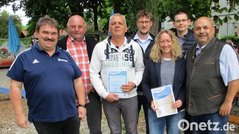 Kreisspielleiter Albert Kellner (links) und Obmann Thomas Gebele (rechts) zeichneten (von links) Ludwig Hirn, Rene Östreich, Matthias Kraus, Andrea Meier und Johannes Wesnitzer aus. Bild: Georg Müllner