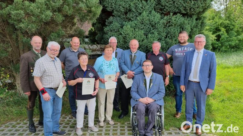 Ehrungen und Wahlen bei den Feuerschützen: (von links) Gauschützenmeister Werner Wendl, Ehrenschützenmeister Rainer Jäger, Revisor Andreas Klose, Gisela Heinz, Renate Schmidt, Udo Füssel, Klaus Staszek, Oberschützenmeister Jürgen Weiß, Kurt Falk, Sportleiter Martin Lange und Bürgermeister Michael Göth. Bild: FSG Sulzbach/exb