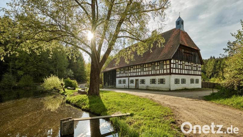 Diese alte Mühle ist im Freilandmuseum Neusath-Perschen zu bewundern. Die Mühlen gehörten zu den Keimzellen des modernen Maschinenbaus: Die Müller wussten um die Technik, die es zum Mahlen bedurfte. Bild: Florian Trykowski/www.bayern.by