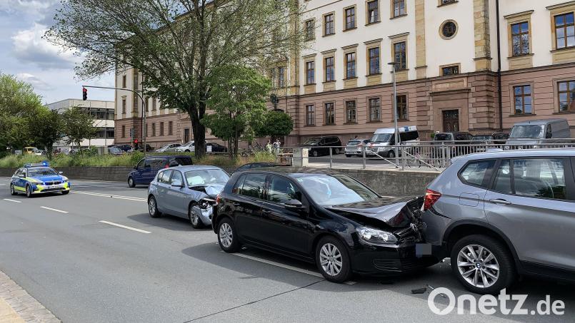 Zu einem Auffahrunfall mit drei Autos kam es am Mittwoch, 1. Juni, am
Kaiser-Wilhelm-Ring in Amberg. Bild: Petra Hartl