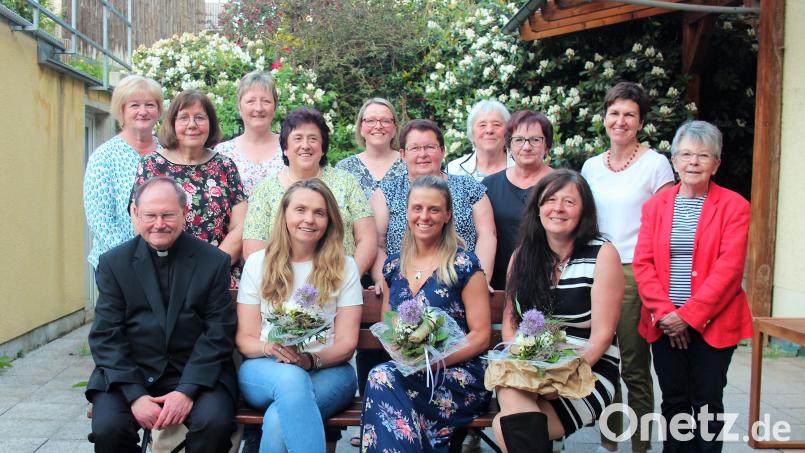 Die neue Vorstand des Frauenbundes Waldeck mit dem Führungsteam, das (sitzend von rechts) Lisa Schiml, Stefanie Schrembs und Elisabeth Zintl bilden. Auf die Zusammenarbeit freute sich Geistlicher Beirat Pfarrer Heribert Stretz. Bild: stg
