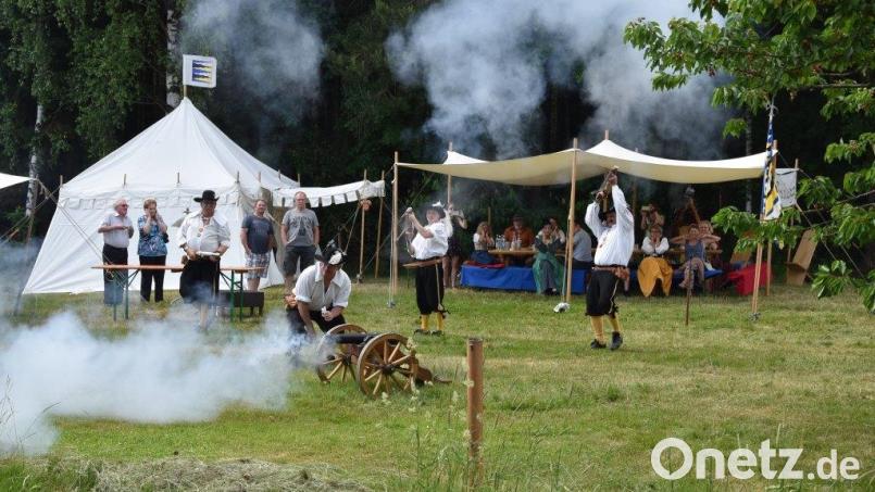 Endlich wieder mal ein richtiges Feuer entzünden und wie im Mittelalter leben. Das ist der Wunsch des Burgfähnleins Parkstein für die Zukunft. Bei einem Zusammentreffen mit den bisherigen Landsknechten und Marketenderinnen soll die Bereitschaft zum weiteren Mitmachen erfragt werden. Vor allem hofft das Burgfähnlein aber auf neue Aktive. Bild: bey