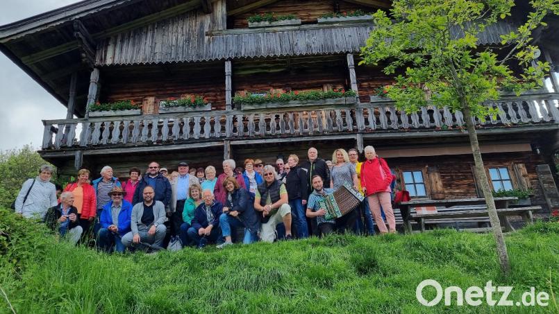Die Reisegruppe auf dem Söller Bromberg vor dem Bergdoktor-Wohnhaus „Gruberhof“ mit den Reiseleitern Anni König und Alexander Hecht. Bild: Alexander Hecht/exb