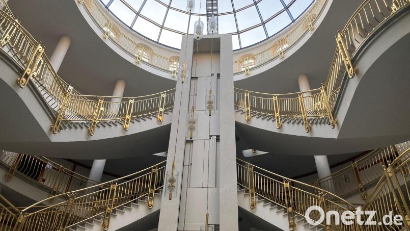 Goldene Geländer, ein goldener Aufzug: Die Wohnungsbaugenossenschaft hatte ihren Sitz in diesem Weidener Geschäftsgebäude. Bild: ca