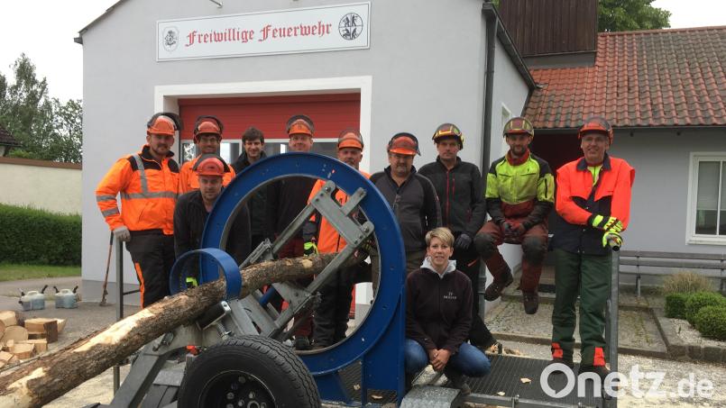 Der Spannungssimulator stellt nach, was bei Windwurf auf die Feuerwehr zukommen kann. Mit Hilfe des Geräts üben Aktive der Feuerwehren Michldorf und Engleshof das Zerlegen von umgestürzten Bäumen. Bild: fz