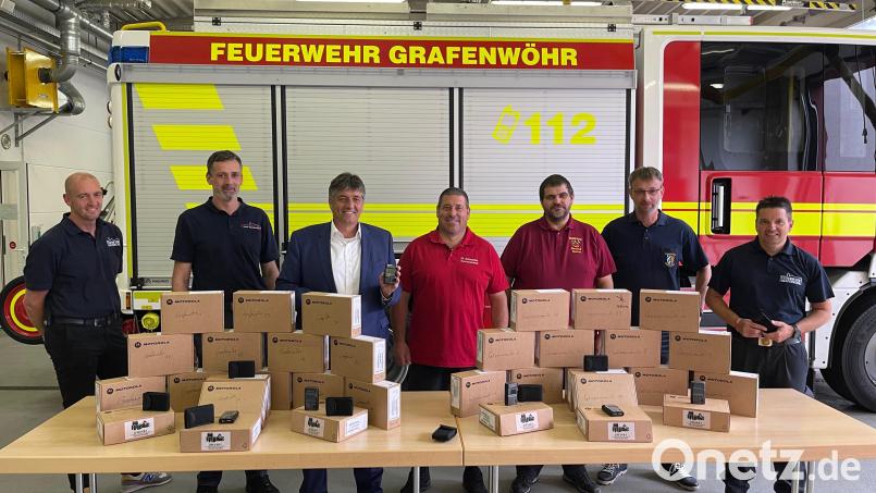Bürgermeister Edgar Knobloch überreichte an die Kommandanten Alexander Richter, Carsten Englhardt, Marco Arnold, Manfred Krauß, Siegfried Regner und Mario Schneider 130 nagelneue Pager mit einem Gesamtwert von rund 70.000 Euro. Bild: xri