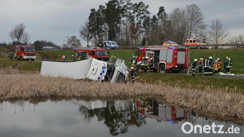Großeinsatz der Rettungskräfte am 10. April 2021 auf der A6 bei Waidhaus: Kurz vor der Grenze war ein Sattelzug aus ungeklärten Gründen von der Autobahn abgekommen und in einem Wasserreservoir gelandet. Der Fahrer wurde schwerstverletzt. Archivbild: dob