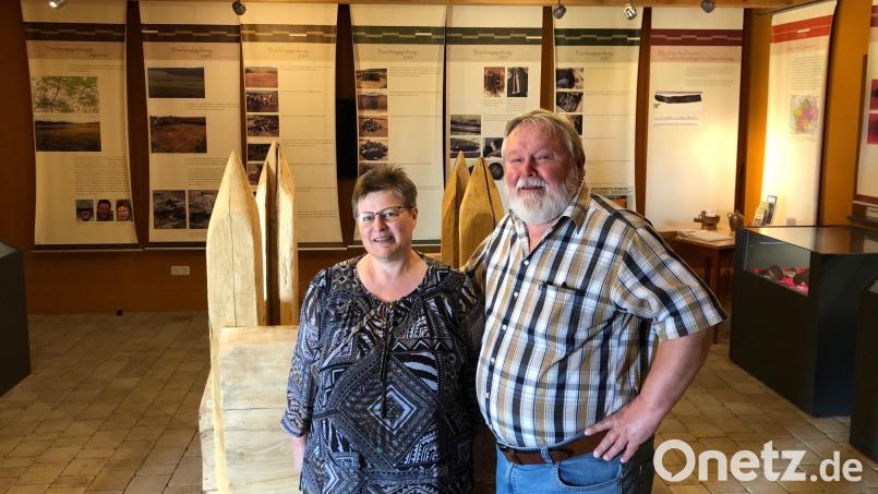 Im Dokumentationszentrum Slawische Besiedlung in Weiding bei Nabburg erleben die Besucher eine Zeitreise von der Steinzeit bis ins späte Mittelalter. Die Vorsitzende des Johannivereins, Sabine Stangl, und der Ortsheimatpfleger und Experte für Archäologie Heinrich Schwarz stehen vor einen in ganz Bayern einzigartigen Brunnen, gefunden im Schwarzachtal. Bild: mis