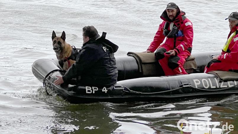 Einsatzkräfte sind mit einem Boot der Polizei bei Großmehring im Uferbereich der Donau unterwegs. Einige Kilometer flussabwärts wurde vor wenigen Tagen eine Kinderleiche aus dem Fluss geborgen. Bild: Friedrich/vifogra/dpa