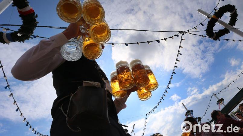 Die Inflation macht auch vor der Wiesn-Maß nicht halt. Symbolbild: picture alliance /dpa/Archivbild