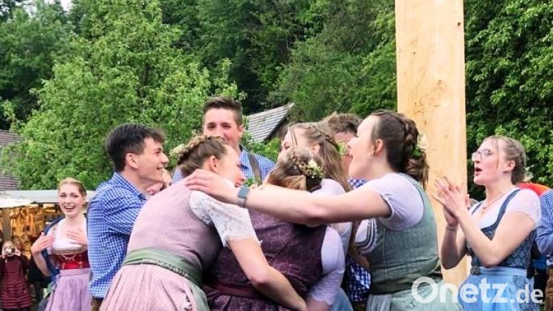 Obwohl es aus Kübeln goss, stürmten die Kirwaleit auf das neue Oberkirwapaar zu und gratulierten Luisa Hirschmann und Sandro Gebhard überschwänglich. Bild: jp