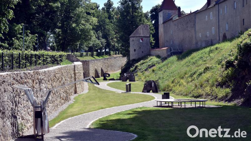 Ruhebänke, eine neue Verbindungstreppe am Zwinger zur Langen Gasse und der Altstadt sowie sechs Erklärstationen, die die Sulzbach-Rosenberger Stadtgeschichte lebendig werden lassen und auf multimediale Weise erzählen: Der Pfad des Drachen Ystorion ist nun offiziell eröffnet – und kostenlos zugänglich. Bild: Stephan Huber