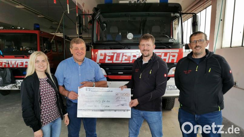 Im Namen der Feuerwehr Eslarn überreichen Kommandant Georg Rauch (von rechts) und Vorsitzender Jürgen Bösl an Anton Wild, den Vorsitzenden der Ukrainehilfe, einen 300-Euro- Scheck. Feuerwehrfrau Alexandra Wild übergibt die bei der Vatertagsfeier gesammelten 150 Euro. Bild: gz
