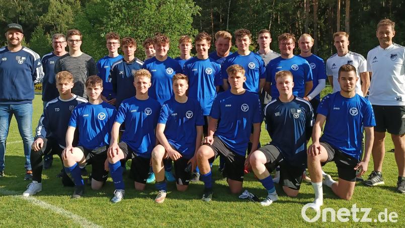 Die Kicker der Spielgemeinschaft aus SV Immenreuth, SV Kulmain und SSV Kirchenpingarten sind A-Jugend-Meister in der Kreisklasse des Spielkreises Amberg/Weiden. Bild: mez