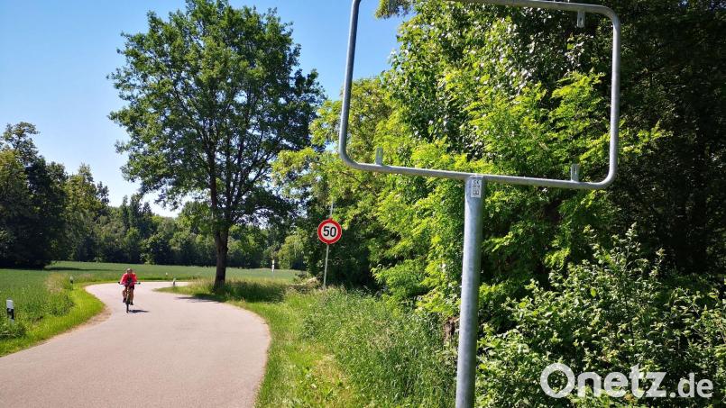 Nur der Rahmen steht noch da, das Ortsschild mit der Aufschrift "Schwarzenfeld" wurde entwendet. Der Weg links ist die Gemeindeverbindungsstraße zwischen Schwarzenfeld und Brensdorf. Bild: Thomas Dobler