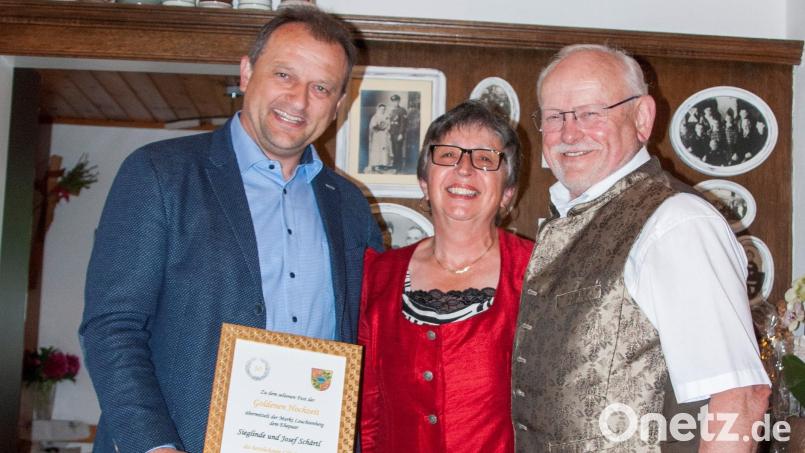 Bürgermeister Anton Kappl gratuliert lieben Freunden zum Ehejubiläum: Sieglinde und Josef Schärtl (von links) feiern Goldene Hochzeit. Bild: fz
