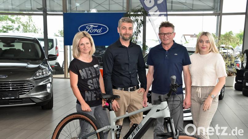 Seit 25 Jahren gehört Roman Devjatkov (Zweiter von links) zum Team des Autohauses Auers. Zu den ersten Gratulanten des Jubilars gehörten Geschäftsführer Winfried Auers (Zweiter von rechts) sowie die Assistentinnen der Geschäftsführung Veronika Agreiter (links) und Alina März (rechts). Bild: Andreas Royer