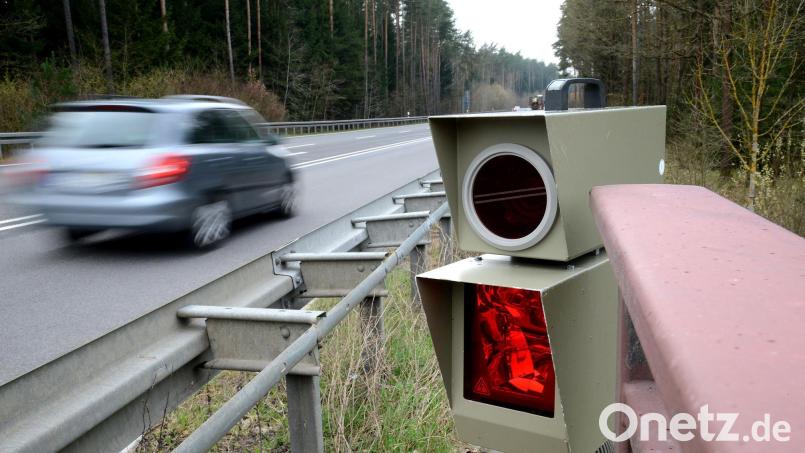 Auf der B 85 bei Ebermannsdorf überwachte die Verkehrspolizeiinspektion Amberg die Einhaltung der erlaubten Geschwindigkeit. Symbolbild: Petra Hartl