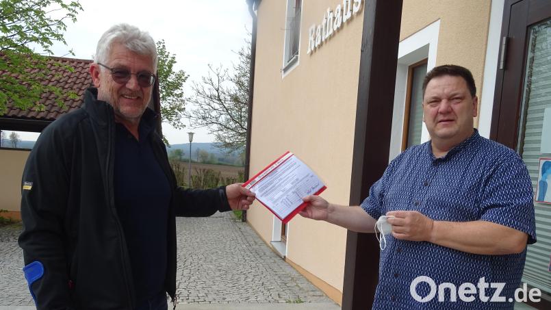 Eine Liste mit 247 Unterschriften hatte Bernhard Tschöpl (links) Anfang Mai an Bürgermeister Christian Ziegler überreicht. Archivbild: Houschka