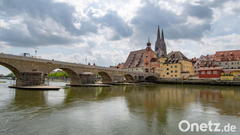 Von dieser Brücke in Regensburg stürzte ein Mann mehrere Meter in die Tiefe. Symbolbild: Armin Weigel / dpa