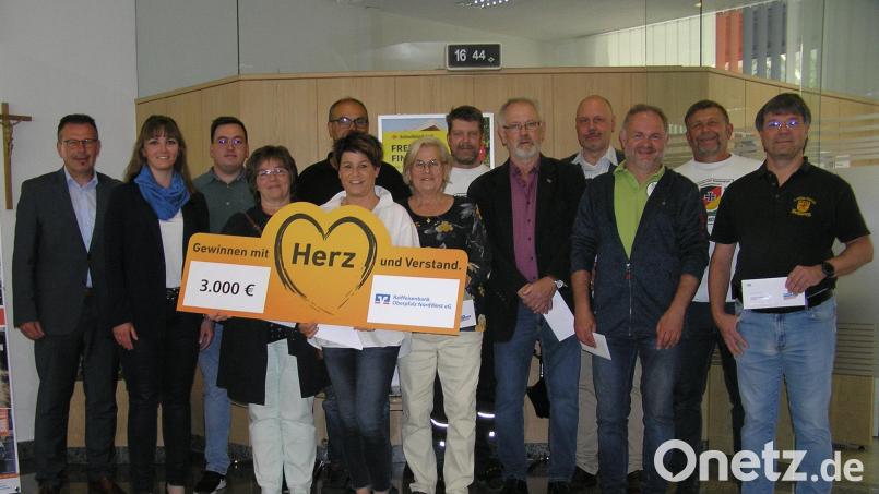 Spenden aus der Hand von Raiffeisen-Vorstandssprecher Joachim Geyer (von links) und Geschäftsstellenleiterin Cornelia Wöhrl durften Maximilian Wagner (JU Neusorg), Simone Schinner (Steinwaldzwerge Pullenreuth), Richard König (Feuerwehr Neusorg), Simone Wegmann (Kinderhaus St. Josef Neusorg), Isolde Sacher (TuS Neusorg), Erik Müller (SRK Neusorg), Hubert Ließ (SV Neusorg), Gerhard Schraml (Imkerverein Neusorg), Gerald Sacher (OGV Neusorg), Norbert Schwarz (SRK Neusorg) und Alexander Veigl (Feuerwehr Neusorg) in Empfang nehmen. Bild: öt
