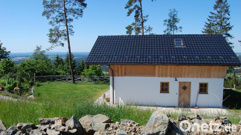 Auf dem Vogelberg bei Kirchendemenreuth soll ein Erholungsgebiet mit dörflichen Charakter entstehen. Ein Ferienhäuschen steht bereits, fünf weitere sollen folgen. Bild: sm