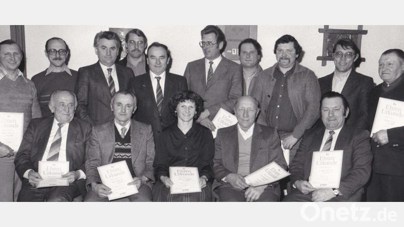 Die erste Mitgliederehrung der CSU Wurz 1987 mit dem Landtagsabgeordneten Hans Lukas (stehend, Fünfter von links). Bild: CSU Wurz/exb