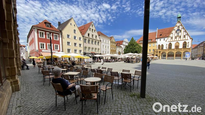 Viele Amberger stellen sich gerade die Frage: Wo sind eigentlich die Bänke vom Marktplatz hingekommen. Bild: Petra Hartl
