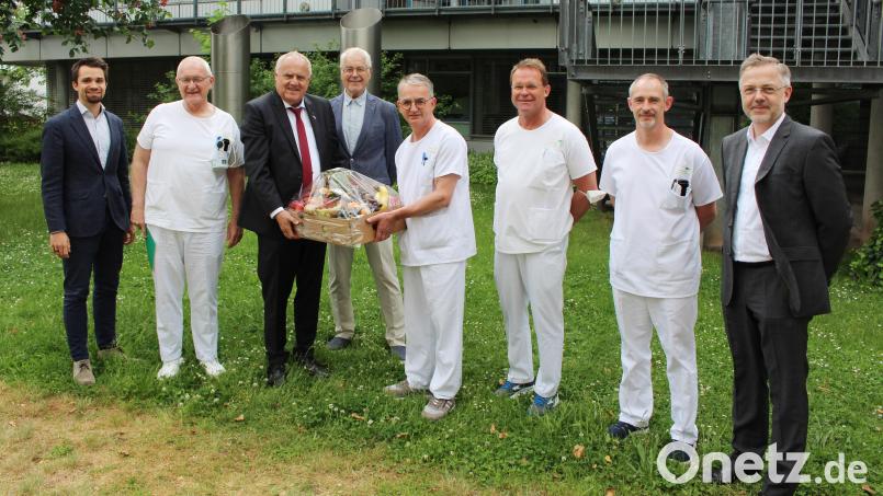 Lothar Höher und Dr. Gerd Galle (Drittter und Vierter von links) übergeben den letzten Obstkorb der Rotary-Aktion an den Stationsleiter der Station 84, Karl Reichenberger. Bild: Michael Reindl/exb