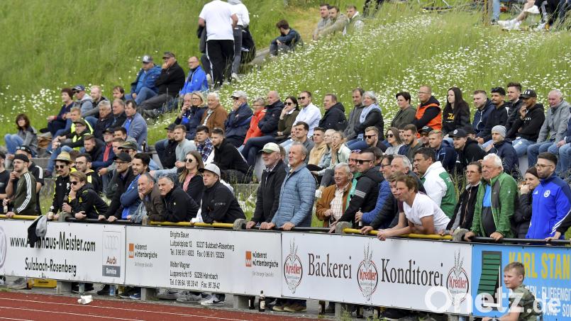 Viele Zuschauer sind garantiert, wenn im Fußball die Relegationsspiele anstehen. Archivbild: Hubert Ziegler
