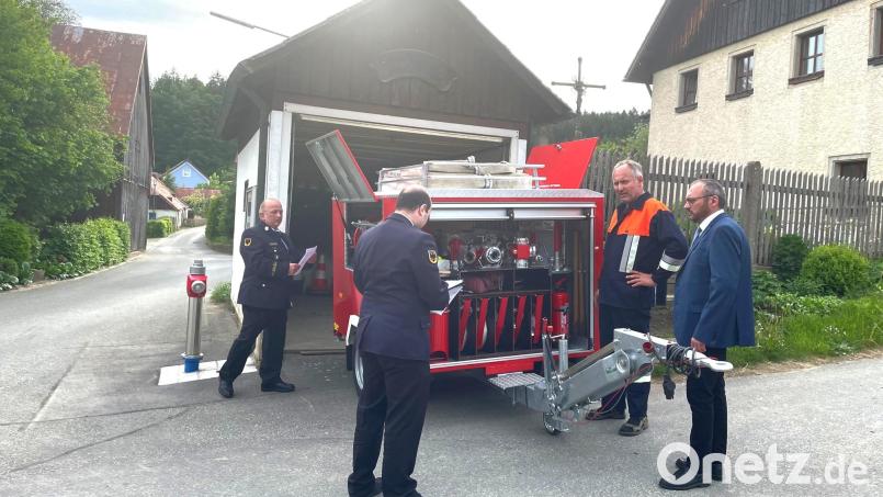 Bürgermeiser Markus Bauriedl nimmt mit Kommandant Josef Spitzner an der Abnahme des neuen Reichenauer Feuerwehr-Anhängers durch Kreisbrandrat Marco Saller und Kreisbrandmeister Martin Weig (von rechts) teil. Bild: fjo