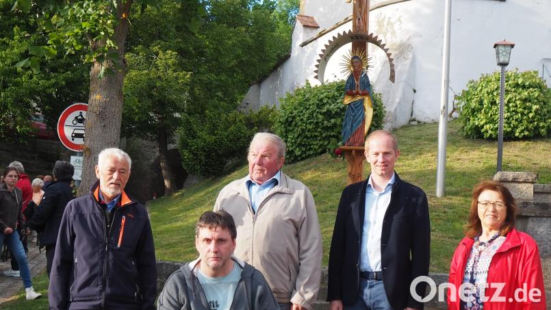 Über das neue Dorfkreuz in Oberköblitz freuten sich (von links) Albert Wildenauer, Reinhold Hauer, Hartinger Erwin, Konrad Kiener und Maria Schlögl. Bild: Maria Schlögl/exb